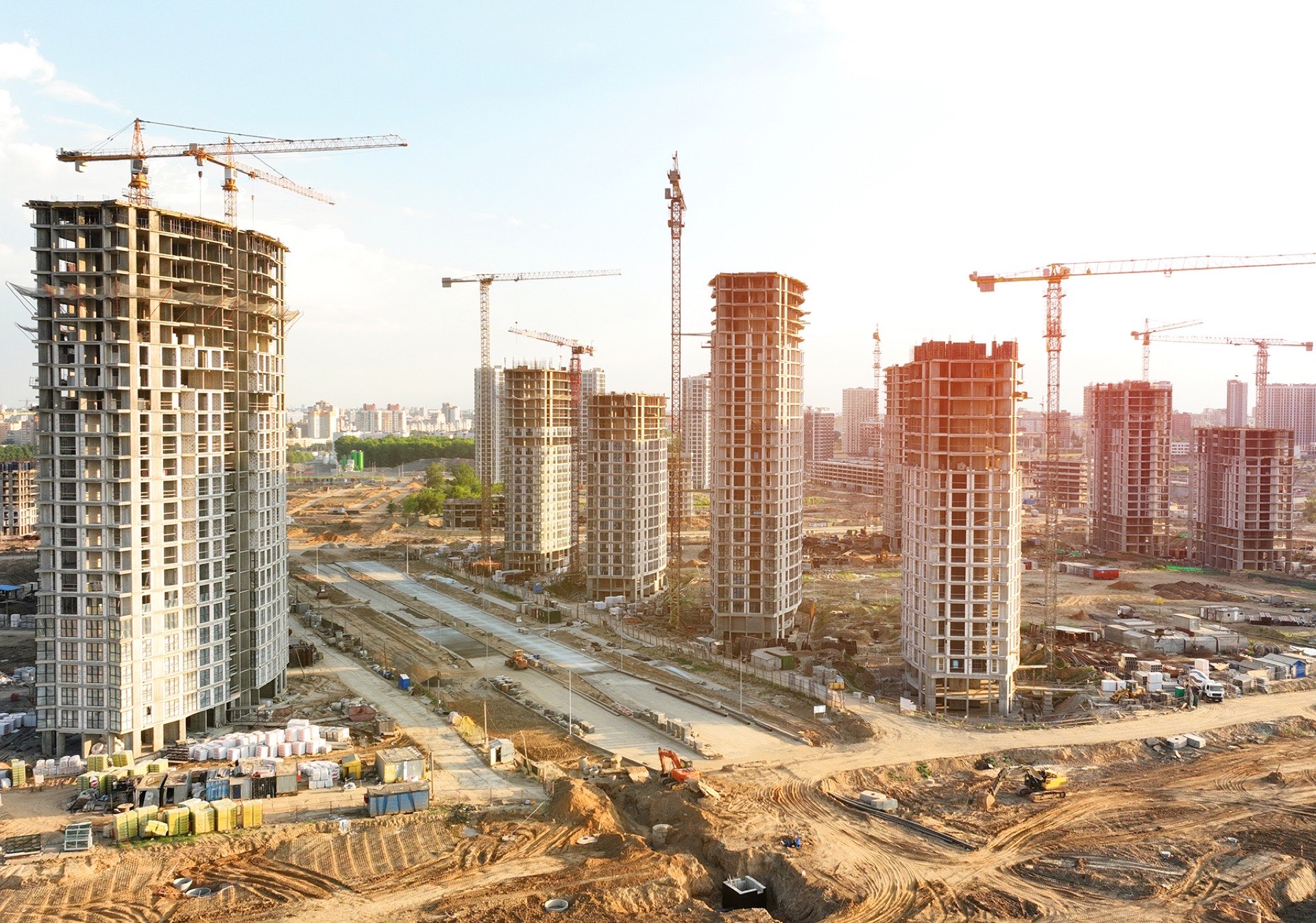 Строительная площадка с башенными кранами в Москве